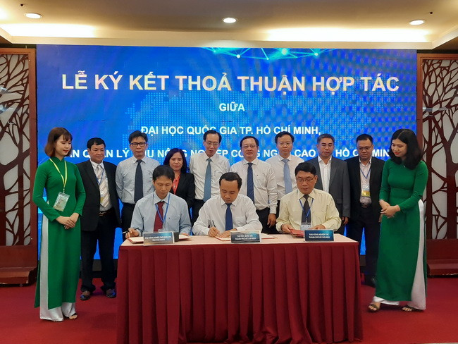 PGS.TS Vũ Hải Quân - Phó Giám đốc ĐHQG-HCM ký kết hợp tác với Khu Nông nghiệp Công nghệ cao TP.HCM và Khu Nông nghiệp Ứng dụng Công nghệ cao Hậu Giang.