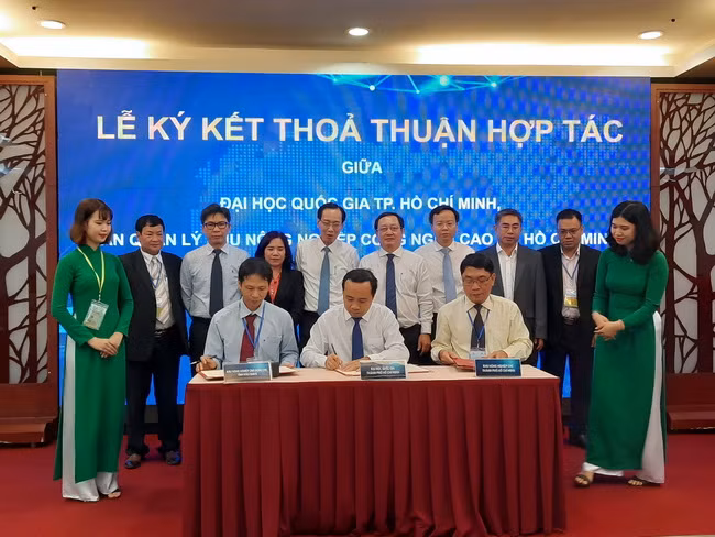 PGS.TS Vũ Hải Quân - Phó Giám đốc ĐHQG-HCM ký kết hợp tác với Khu Nông nghiệp Công nghệ cao TP.HCM và Khu Nông nghiệp Ứng dụng Công nghệ cao Hậu Giang.