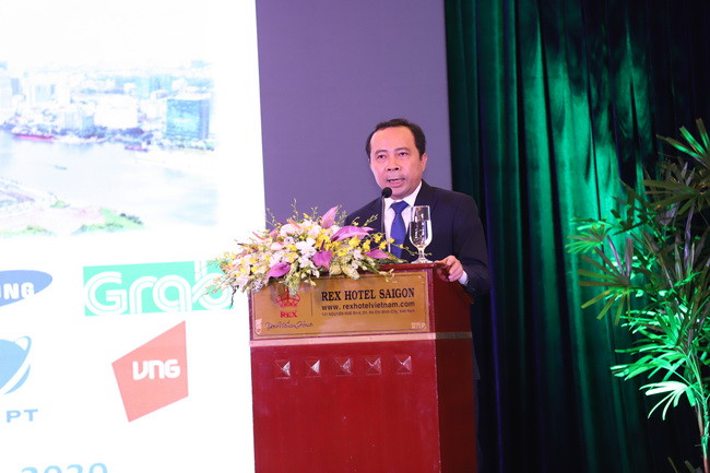 PGS.TS. Vũ Hải Quân, Phó Giám đốc Đại học Quốc gia TP.HCM báo cáo tham luận tại hội thảo.