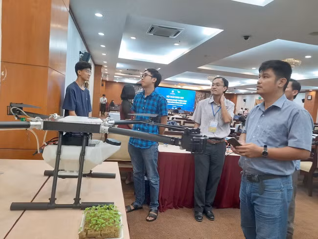 Khách tham quan gian hàng trưng bày sản phẩm công nghệ máy phun thuốc sâu tự động do các nhà khoa học tại Trường ĐH Bách khoa TPHCM sáng chế