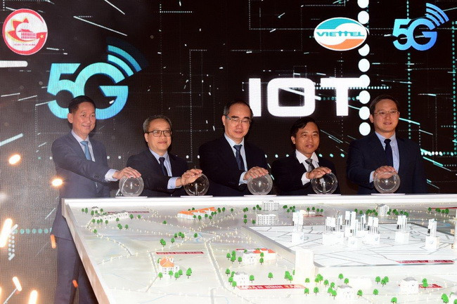 Khoẳng khắc các đại biểu trạm cầu phát sóng 5G và khai thác IoT tại TPHCM.
