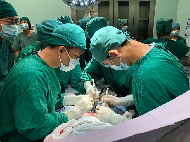 Ê kíp phẫu thuật khẩn cấp cứu sống được bệnh nhân (Ảnh. BVCC).