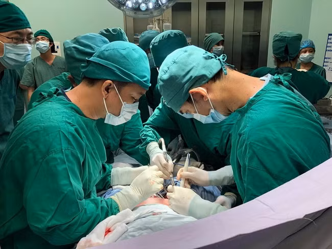 Ê kíp phẫu thuật khẩn cấp cứu sống được bệnh nhân (Ảnh. BVCC).