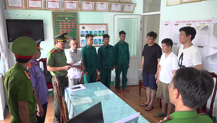 Công an thi hành các quyết định khởi tố bị can, bắt tạm giam những người liên quan trong vụ án. (Ảnh: Công an tỉnh Quảng Nam) Công an thi hành các quyết định khởi tố bị can, bắt tạm giam những người liên quan trong vụ án. (Ảnh: Công an tỉnh Quảng Nam)