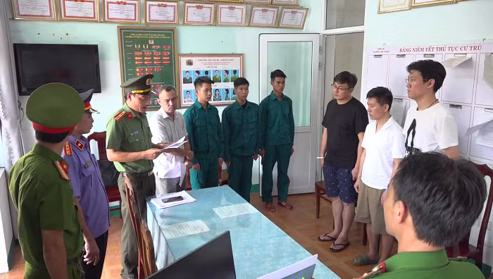 Công an thi hành các quyết định khởi tố bị can, bắt tạm giam những người liên quan trong vụ án. (Ảnh: Công an tỉnh Quảng Nam)