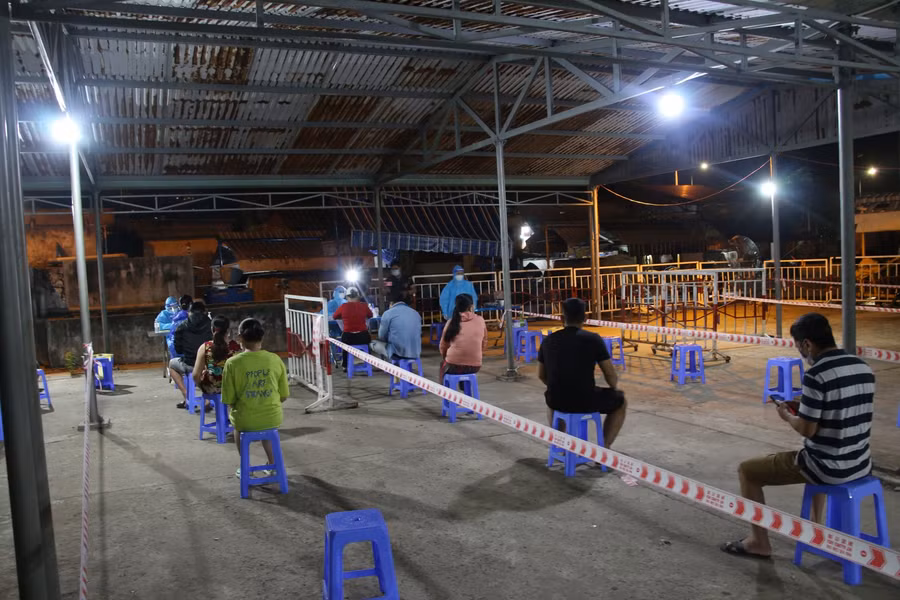 Người dân chờ lấy mẫu xét nghiệm.