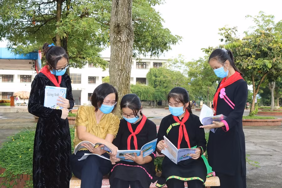 Cô trò trường Phổ thông Dân tộc nội trú THCS Đại Từ (Thái Nguyên) thường xuyên trò chuyện, chia sẻ để thấu hiểu hơn