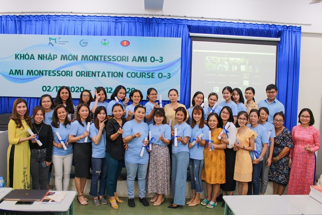 Các học viên nhận chứng chỉ quốc tế do Hiệp hội Montessori (AMI) cấp