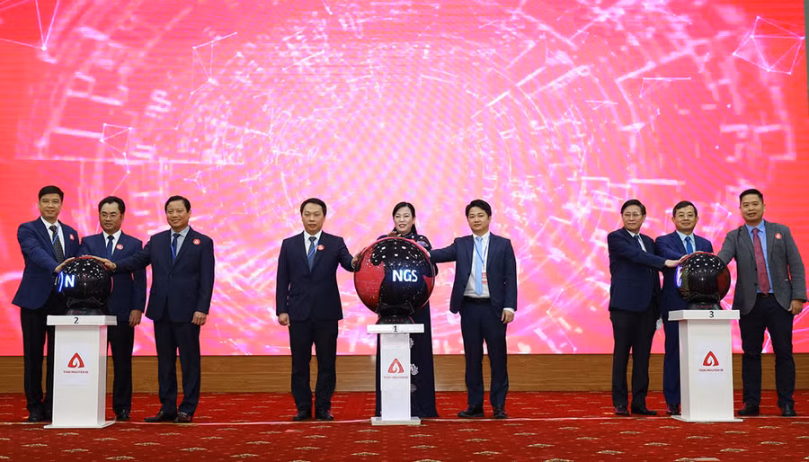 Các đồng chí lãnh đạo tỉnh Thái Nguyên và đại biểu ấn nút khai trương ứng dụng ThaiNguyen ID, tháng 12/2021