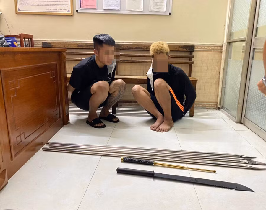 Đối tượng Lộc (tóc vàng) cùng đồng bọn và hung khí tại cơ quan công an. Ảnh: Công an. 