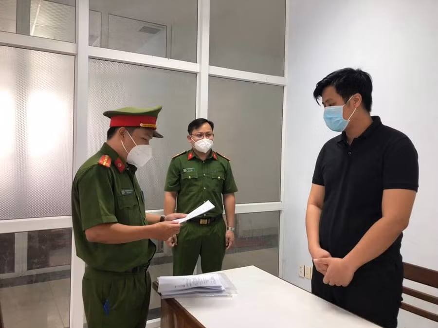 Công an tống đạt các quyết định bắt tạm giam Nguyễn Lâm Mạnh. Ảnh: Công an. 