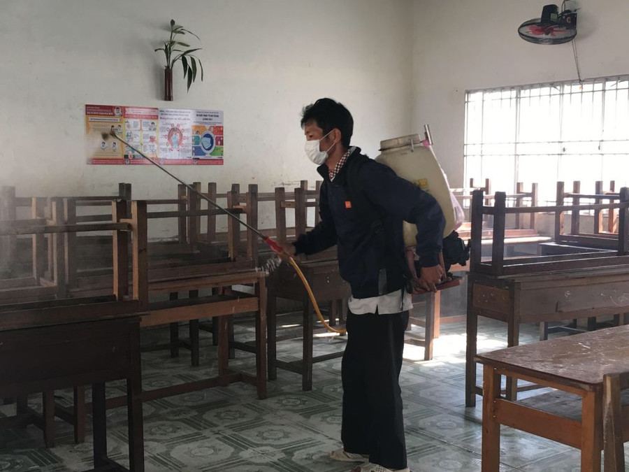 Khử khuẩn lớp học để phòng chống dịch COVID-19