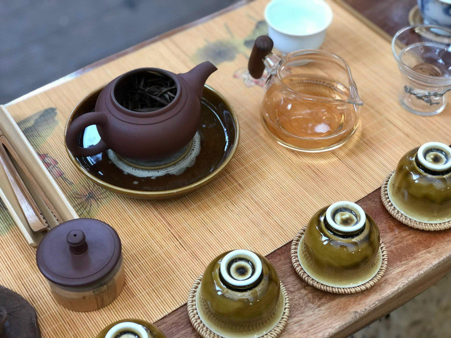 Khách mời tham dự cùng nhau thưởng trà trong chương trình giao lưu. (Ảnh: NXB Phụ nữ VN). Khách mời tham dự cùng nhau thưởng trà trong chương trình giao lưu. (Ảnh: NXB Phụ nữ VN).