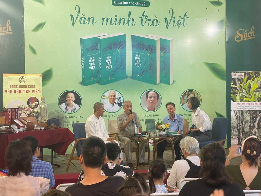 Chương trình giao lưu trò chuyện với chủ đề “Văn minh trà Việt” của tác giả Trịnh Quang Dũng tại Đường sách TPHCM. (Ảnh: NXB Phụ nữ VN). Chương trình giao lưu trò chuyện với chủ đề “Văn minh trà Việt” của tác giả Trịnh Quang Dũng tại Đường sách TPHCM. (Ảnh: NXB Phụ nữ VN).