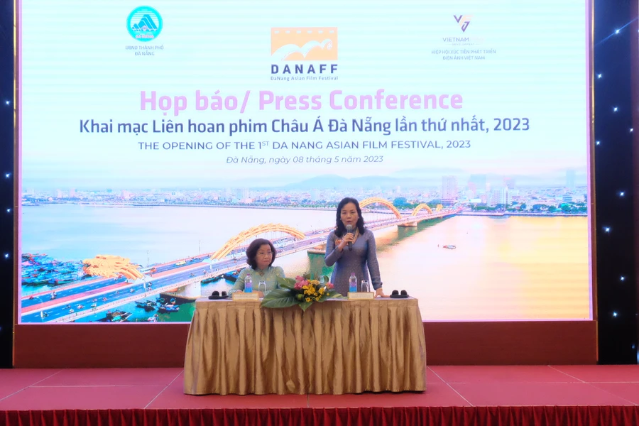 Bà Ngô Phương Lan - Chủ tịch VFDA, Giám đốc Liên hoan phim thông tin tại buổi họp báo. Ảnh: Hoàng Vinh. 