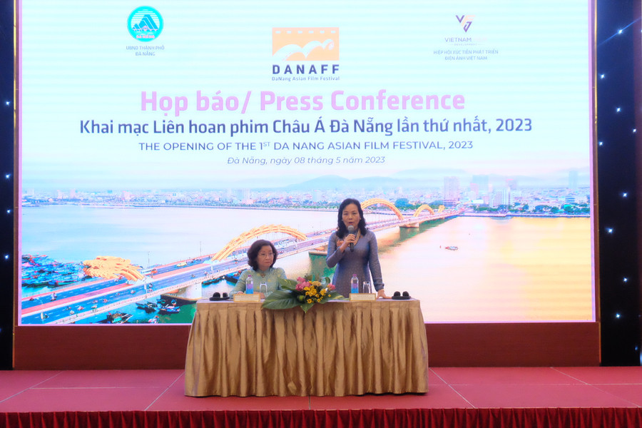 Bà Ngô Phương Lan - Chủ tịch VFDA, Giám đốc Liên hoan phim thông tin tại buổi họp báo. Ảnh: Hoàng Vinh. 