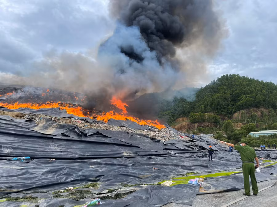 Cháy lớn ở bãi rác Khánh Sơn (TP Đà Nẵng). 