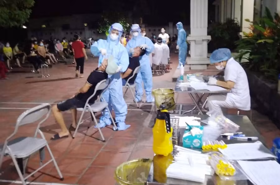 Sinh viên trường ĐH Y - Dược (ĐH Thái Nguyên) xuyên đêm lấy mẫu xét nghiệm tại điểm nóng Thuận Thành, Bắc Ninh