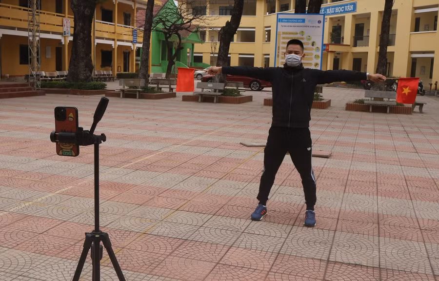Nhờ video ghi hình hướng dẫn của giáo viên Thể dục, học sinh vẫn được học tập và tự vận động dù không được ra sân