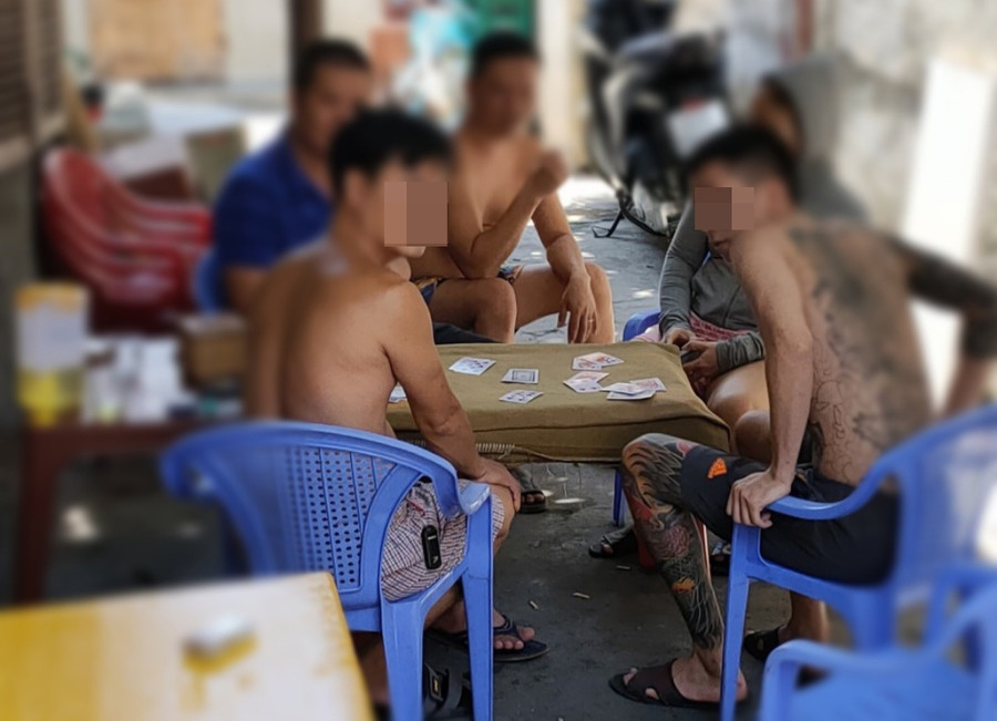 Tụ tập đánh bài trong thời gian thực hiện giãn cách. Ảnh: Công an. 