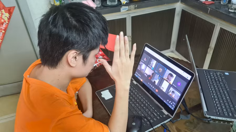 Một em học sinh trong lớp cô Hà dạy học online.