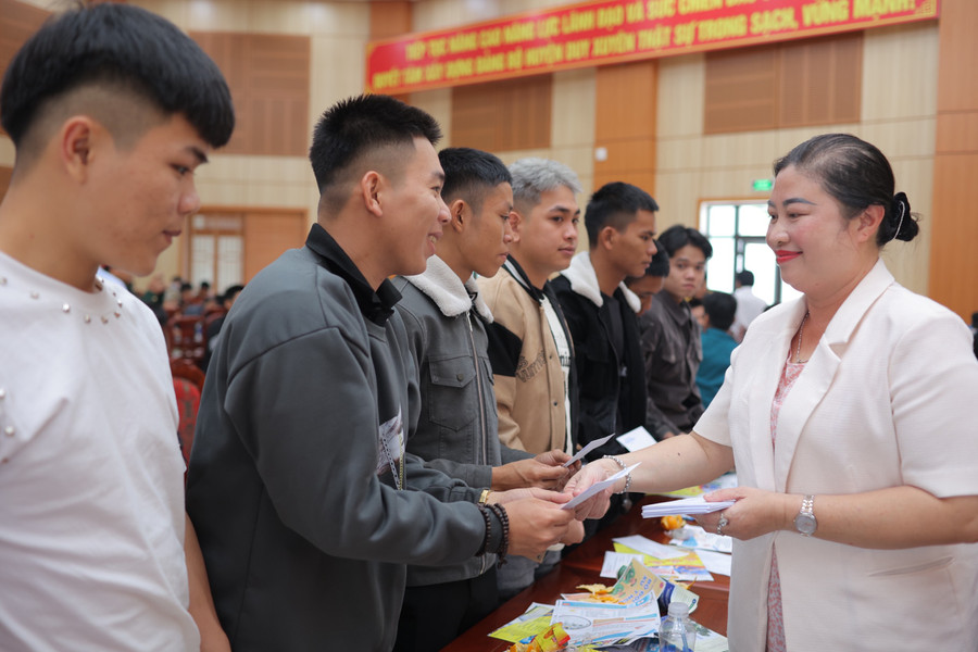PGS.TS Vũ Thị Phương Anh - Hiệu trưởng Trường Cao đẳng Quảng Nam tặng quà cho quân nhân xuất ngũ. PGS.TS Vũ Thị Phương Anh - Hiệu trưởng Trường Cao đẳng Quảng Nam tặng quà cho quân nhân xuất ngũ.