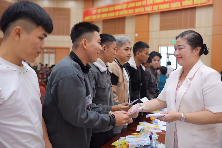 PGS.TS Vũ Thị Phương Anh - Hiệu trưởng Trường Cao đẳng Quảng Nam tặng quà cho quân nhân xuất ngũ.