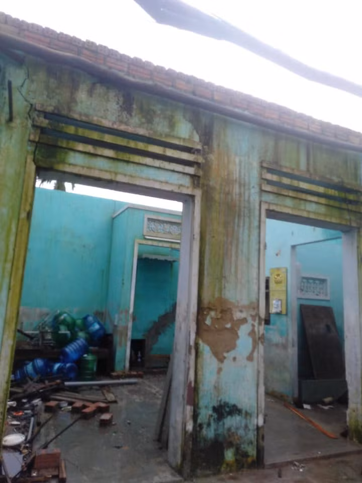 Theo thống kê của xã Hòa Khương, hiện có 4 ngôi nhà bị tốc mái hoàn toàn và 16 nhà khác bị thiệt hại sau cơn lốc xoáy xảy ra vào chiều 27/10.