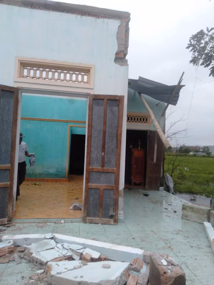 Một căn nhà bị tốc mái do lốc xoáy