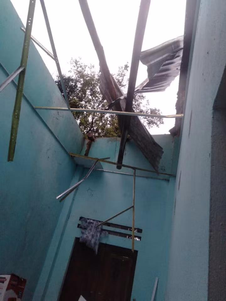 Đà Nẵng: Lốc xoáy làm tốc mái nhà của nhiều hộ dân ở huyện Hòa Vang ảnh 9