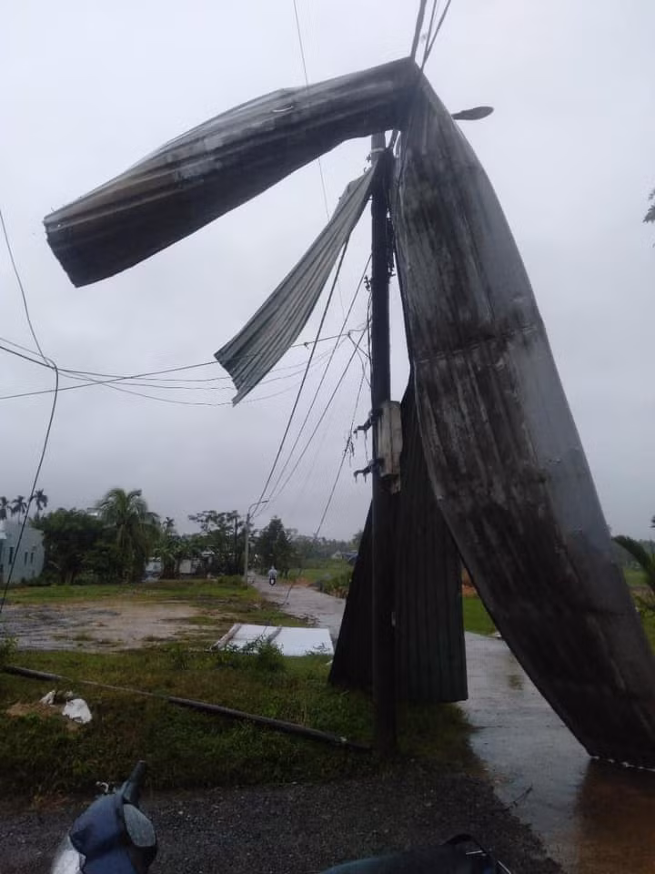 Tôn vắt ngang qua dây điện sau cơn lốc xoáy