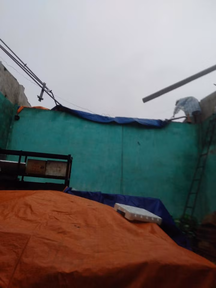 Nhà dân bị tốc mái hoàn toàn.