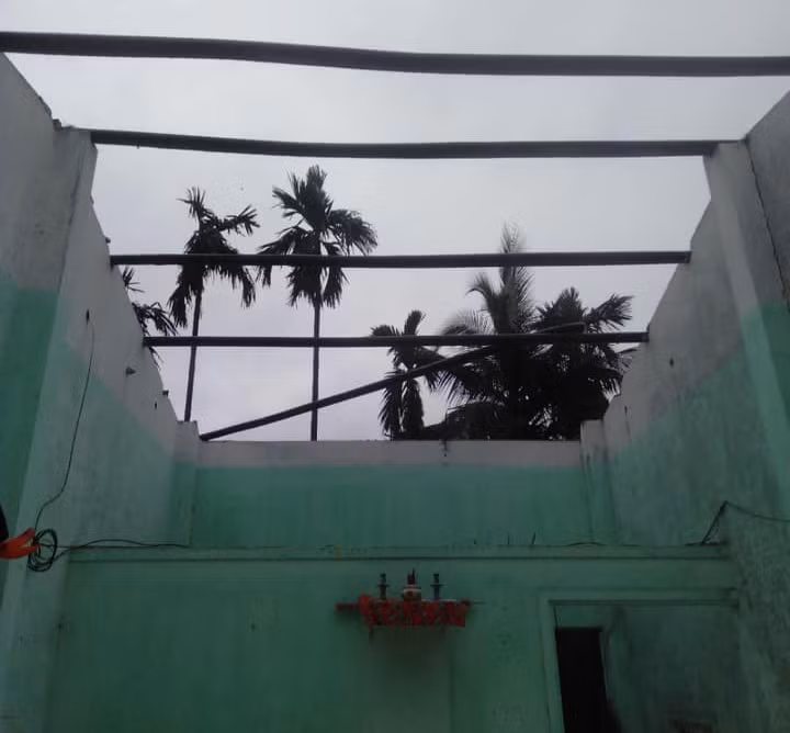 Một căn nhà bị tốc mái hoàn toàn sau cơn lốc xoáy vào chiều 27/10.