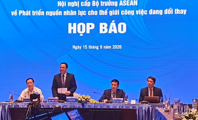 Thứ trưởng Bộ LĐ-TB&XH Lê Văn Thanh chủ trì họp báo