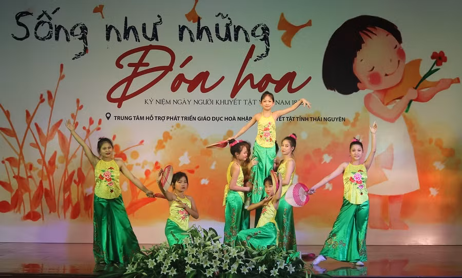 Tiết mục múa do các em học sinh khuyết tật tại Trung tâm biểu diễn