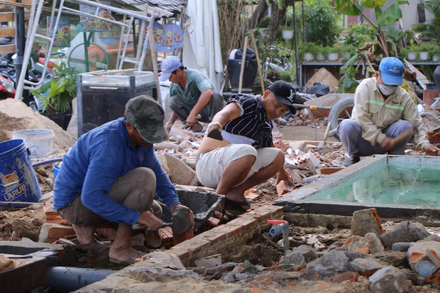 Theo anh Nguyễn Văn Thương - nhân viên lễ tân khách sạn Fansipan ở khu vực đường Võ Nguyên Giáp - Hồ Xuân Hương, trước đây ở khách sạn đón rất đông du khách Trung Quốc đến lưu trú. "Hy vọng khi du khách nước bạn trở lại Việt Nam thì du lịch của Đà Nẵng sẽ phục hồi tốt hơn nữa", anh Thương chia sẻ. Theo anh Nguyễn Văn Thương - nhân viên lễ tân khách sạn Fansipan ở khu vực đường Võ Nguyên Giáp - Hồ Xuân Hương, trước đây ở khách sạn đón rất đông du khách Trung Quốc đến lưu trú. "Hy vọng khi du khách nước bạn trở lại Việt Nam thì du lịch của Đà Nẵng sẽ phục hồi tốt hơn nữa", anh Thương chia sẻ.