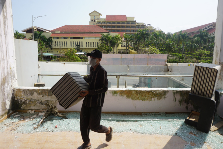 Vì vậy, khi sau khi Chính phủ Trung Quốc đã quyết định đưa Việt Nam vào danh sách thí điểm mở cửa du lịch, nhiều nhà hàng khách sạn đã nhanh chóng sửa sang, dọn dẹp trước khi đón du khách Trung Quốc quay trở lại. Bởi khách Trung Quốc là thị trường tiềm năng của du lịch Đà Nẵng. Khi dịch Covid-19 chưa bùng phát, thị trường khách Trung Quốc đứng vị trí thứ 2 trong tổng khách quốc tế đến Đà Nẵng, chỉ sau Hàn Quốc. Ảnh: Hoàng Vinh. Vì vậy, khi sau khi Chính phủ Trung Quốc đã quyết định đưa Việt Nam vào danh sách thí điểm mở cửa du lịch, nhiều nhà hàng khách sạn đã nhanh chóng sửa sang, dọn dẹp trước khi đón du khách Trung Quốc quay trở lại. Bởi khách Trung Quốc là thị trường tiềm năng của du lịch Đà Nẵng. Khi dịch Covid-19 chưa bùng phát, thị trường khách Trung Quốc đứng vị trí thứ 2 trong tổng khách quốc tế đến Đà Nẵng, chỉ sau Hàn Quốc. Ảnh: Hoàng Vinh.