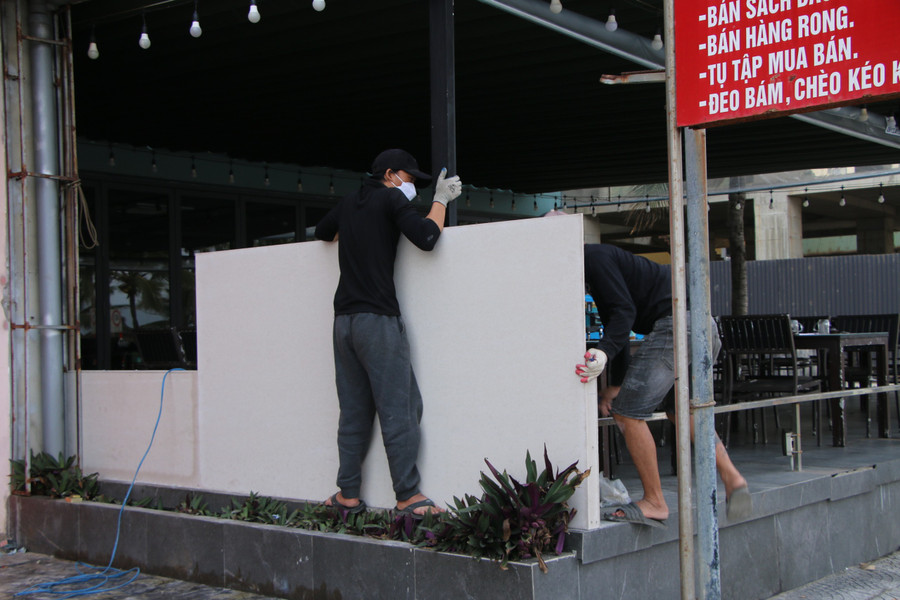 Theo Sở Du lịch Đà Nẵng, Trung Quốc là một trong những thị trường tiềm năng, do đó trong kế hoạch xúc tiến thị trường thời gian tới, ngành du lịch sẽ tập trung vào duy trì quảng bá hình ảnh du lịch Đà Nẵng, chính sách mở cửa, sản phẩm, sự kiện mới của thành phố đến thị trường Trung Quốc. Đồng thời, Đà Nẵng xúc tiến mở lại các đường bay từ các tỉnh, thành lớn Trung Quốc (Quảng Châu, Thượng Hải) đến Đà Nẵng trong năm 2023, tập trung quảng bá các sản phẩm du lịch M.I.C.E, golf, nghỉ dưỡng biển cao cấp... đến thị trường khách Trung Quốc có mức chi tiêu cao. Ảnh: Hoàng Vinh. Theo Sở Du lịch Đà Nẵng, Trung Quốc là một trong những thị trường tiềm năng, do đó trong kế hoạch xúc tiến thị trường thời gian tới, ngành du lịch sẽ tập trung vào duy trì quảng bá hình ảnh du lịch Đà Nẵng, chính sách mở cửa, sản phẩm, sự kiện mới của thành phố đến thị trường Trung Quốc. Đồng thời, Đà Nẵng xúc tiến mở lại các đường bay từ các tỉnh, thành lớn Trung Quốc (Quảng Châu, Thượng Hải) đến Đà Nẵng trong năm 2023, tập trung quảng bá các sản phẩm du lịch M.I.C.E, golf, nghỉ dưỡng biển cao cấp... đến thị trường khách Trung Quốc có mức chi tiêu cao. Ảnh: Hoàng Vinh.