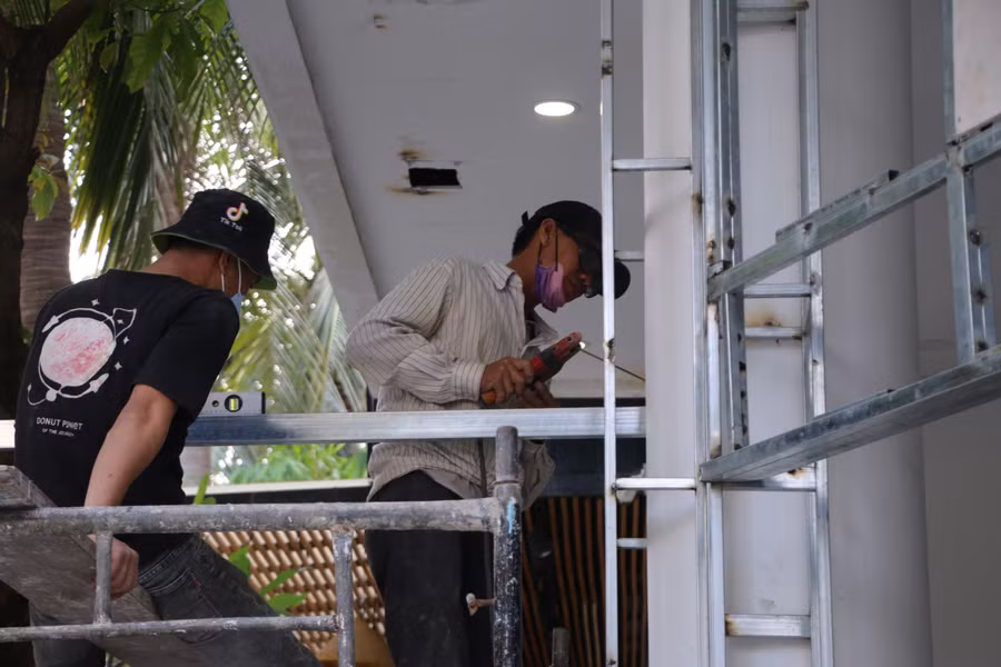 Anh Lê Thanh Nhân, chủ cơ sở kinh doanh trên đường Phạm Văn Đồng cho hay, trước khi đón khách trở lại, anh đã thuê người làm gần nửa tháng nay. Tổng chi phí ước tính cũng gần hàng trăm triệu đồng. Ảnh: Hoàng Vinh. Anh Lê Thanh Nhân, chủ cơ sở kinh doanh trên đường Phạm Văn Đồng cho hay, trước khi đón khách trở lại, anh đã thuê người làm gần nửa tháng nay. Tổng chi phí ước tính cũng gần hàng trăm triệu đồng. Ảnh: Hoàng Vinh.