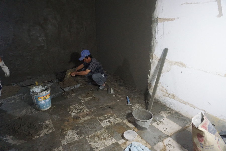 Cơ sở vật chất, bàn ghế, tường, nền nhà 3 năm qua phủ bụi, hư hỏng đang được các nhà hàng huy động nhân lực sửa chữa. Ảnh: Hoàng Vinh. Cơ sở vật chất, bàn ghế, tường, nền nhà 3 năm qua phủ bụi, hư hỏng đang được các nhà hàng huy động nhân lực sửa chữa. Ảnh: Hoàng Vinh.