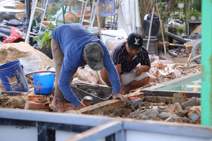 Các cơ sở kinh doanh bỏ từ vài trăm triệu đến hàng tỷ đồng để phục vụ cho công tác sửa chữa. Việc đón thị trường khách Trung Quốc góp phần đa dạng hóa và bổ sung nguồn khách lớn cho du lịch Đà Nẵng trong giai đoạn phục hồi bên cạnh những thị trường trọng điểm và tiềm năng như: Hàn Quốc, Nhật Bản, Ấn Độ… Ảnh: Hoàng Vinh. Các cơ sở kinh doanh bỏ từ vài trăm triệu đến hàng tỷ đồng để phục vụ cho công tác sửa chữa. Việc đón thị trường khách Trung Quốc góp phần đa dạng hóa và bổ sung nguồn khách lớn cho du lịch Đà Nẵng trong giai đoạn phục hồi bên cạnh những thị trường trọng điểm và tiềm năng như: Hàn Quốc, Nhật Bản, Ấn Độ… Ảnh: Hoàng Vinh.