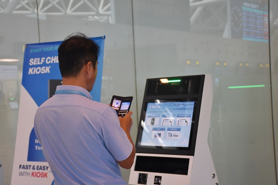 Hành khách làm thủ tục check-in. Ảnh: Hoàng Vinh. Hành khách làm thủ tục check-in. Ảnh: Hoàng Vinh.