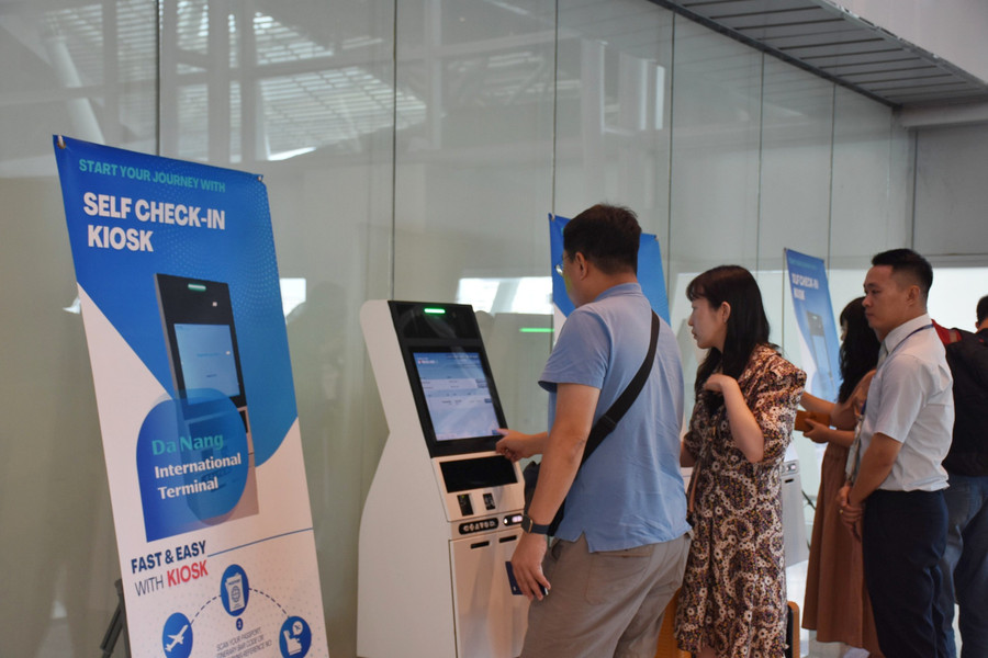 Thiết bị self check-in giúp hành khách làm thủ tục chỉ còn 2 phút. Ảnh: Hoàng Vinh. Thiết bị self check-in giúp hành khách làm thủ tục chỉ còn 2 phút. Ảnh: Hoàng Vinh.