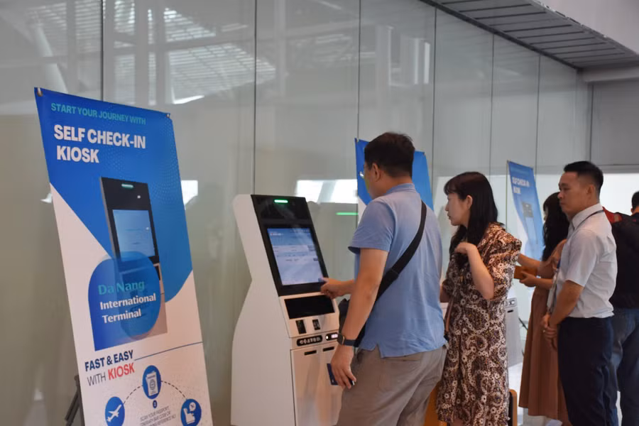 Thiết bị self check-in giúp hành khách làm thủ tục chỉ còn 2 phút. Ảnh: Hoàng Vinh. Thiết bị self check-in giúp hành khách làm thủ tục chỉ còn 2 phút. Ảnh: Hoàng Vinh.