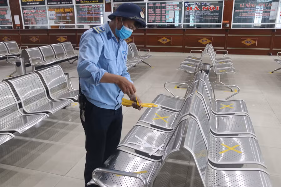 Nhân viên bến xe Đà Nẵng bố trí chỗ ngồi giãn cách khi hành khách đến mua vé