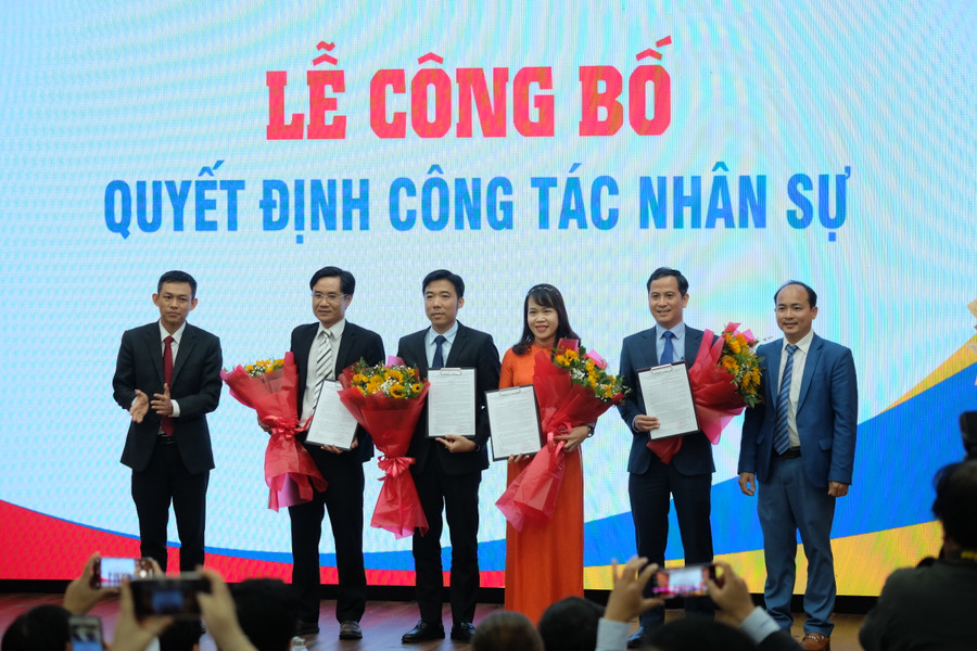 Trao quyết định bổ nhiệm chức vụ cán bộ quản lý. Trao quyết định bổ nhiệm chức vụ cán bộ quản lý.