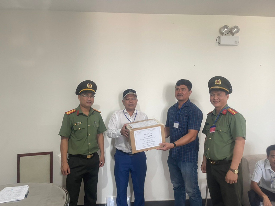 Các thùng đề thi được bàn giao cho các điểm thi dưới sự giám sát, bảo vệ của lực lượng công an tỉnh Quảng Nam. Ảnh: Công an Các thùng đề thi được bàn giao cho các điểm thi dưới sự giám sát, bảo vệ của lực lượng công an tỉnh Quảng Nam. Ảnh: Công an