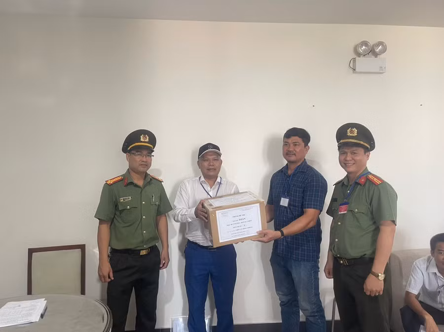 Các thùng đề thi được bàn giao cho các điểm thi dưới sự giám sát, bảo vệ của lực lượng công an tỉnh Quảng Nam. Ảnh: Công an