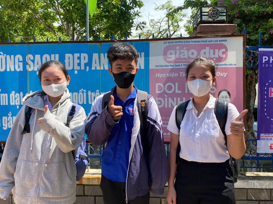 Thí sinh Quảng Nam tự tin trước khi vào thi môn Toán. Thí sinh Quảng Nam tự tin trước khi vào thi môn Toán.