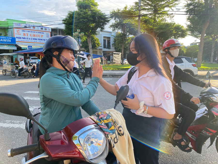 Phụ huynh động viên con trước giờ vào phòng thi.